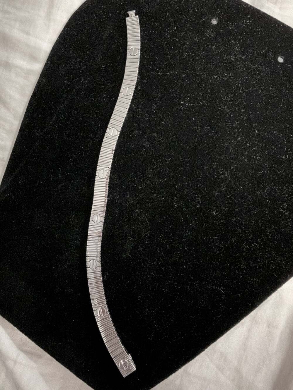 18K White Gold Au750 Size 8
Brand New